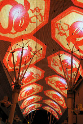 Fremont Experience彩幻天幕步行街一帶,人氣極旺,圖為慶祝中國年的影音秀。(記者馮鳴台提供
Fremont Experience彩幻天幕步行街一帶,人氣極旺,圖為慶祝中國年的影音秀。(記者馮鳴台提供